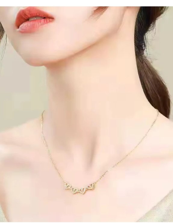 JEWLERY: GOLD AND SILVER COLOURB